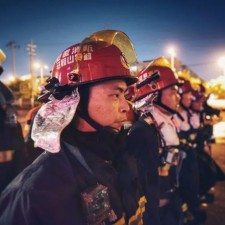 爱游戏官网-场上犹如烈火战场，球员奋战到最后一刻()