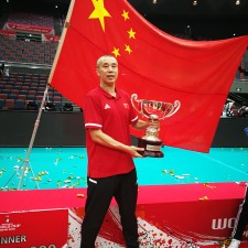 爱游戏官方入口-球场上的故事：队员们的拼搏精神令人感动()