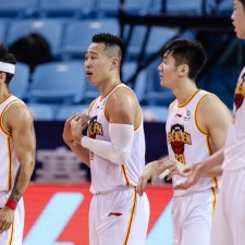 爱游戏中国-纷飞球迷期待，实力对决各显神通，胜负难料()