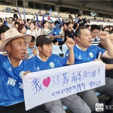爱游戏体育-劲爆对战！赛场上球队为荣誉而全力拼杀()